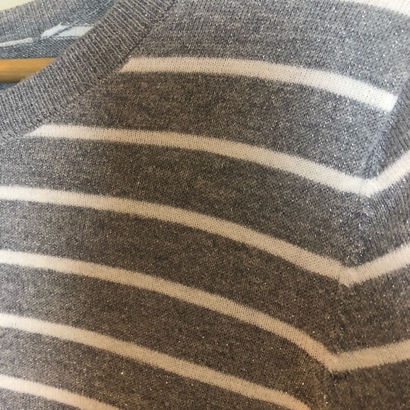 Old navy silver and white sweater - Picture 3 of 5